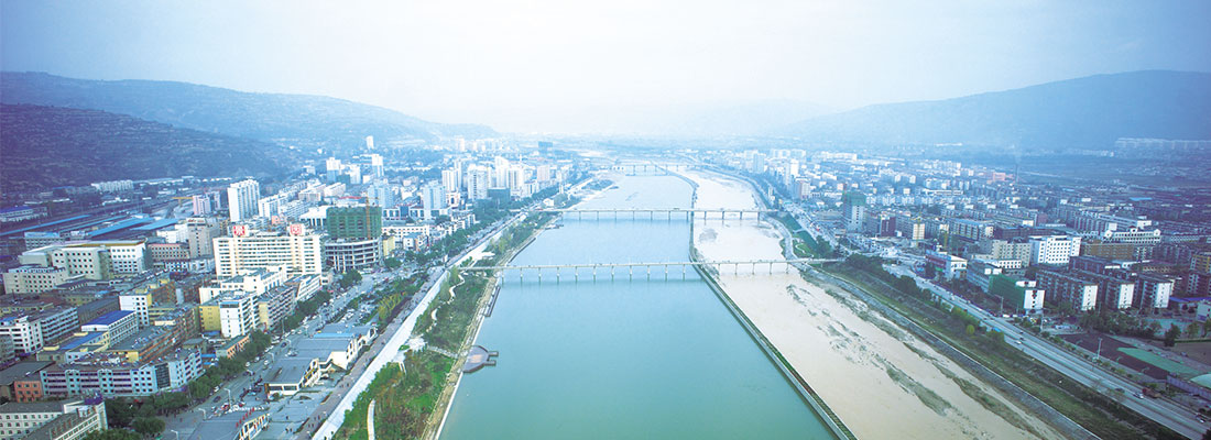 水是人類(lèi)生產(chǎn)和生活必不可少的寶貴資源，但其自然存在的狀態(tài)并不完全符合人類(lèi)的需要。只有修建水利工程，才能控制水流，防止洪澇災(zāi)害，并進(jìn)行水量的調(diào)節(jié)和分配，以滿(mǎn)足人民生活和生產(chǎn)對(duì)水資源的需要。