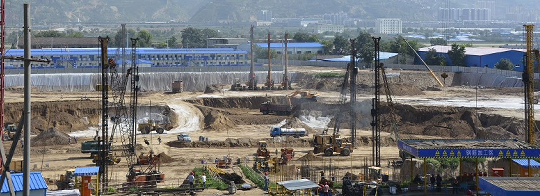 建筑埋在地面以下的部分稱(chēng)為基礎(chǔ)。承受由基礎(chǔ)傳來(lái)荷載的土層稱(chēng)為地基，位于基礎(chǔ)底面下第一層土稱(chēng)為持力層，在其以下土層稱(chēng)為下臥層。地基和基礎(chǔ)都是地下隱蔽工程，是建筑物的根本，它們的勘察、設(shè)計(jì)和施工質(zhì)量關(guān)系到整個(gè)建筑的安全和正常使用。