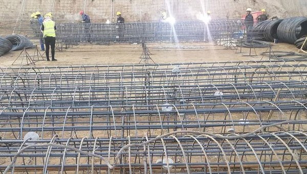 編者按：北風(fēng)往復(fù)幾寒涼，萬物蟄伏洽冬藏，立冬已過，秋末冬初的蘭州天始寒，地始凍，萬物俱靜，與周圍環(huán)境形成鮮明對(duì)比的是，隧道公司四公司各項(xiàng)目施工現(xiàn)場(chǎng)卻是一片“熱氣騰騰”的建設(shè)景象