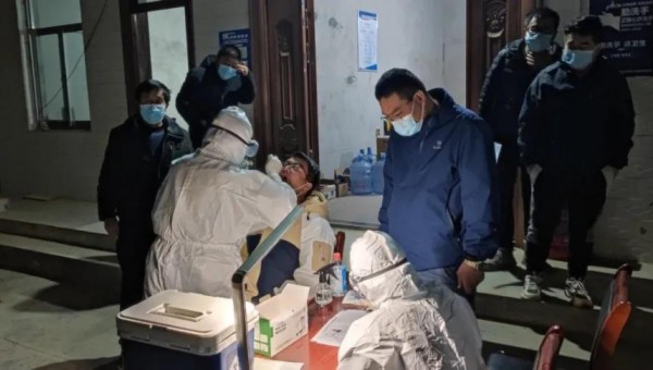 近日，新冠肺炎疫情在省內(nèi)多點(diǎn)爆發(fā)，蘭州市成為“重災(zāi)區(qū)”，疫情防控工作進(jìn)展?fàn)縿?dòng)著每個(gè)人的心。連日來(lái)，隧道公司靈臺(tái)項(xiàng)目部緊繃一根弦，嚴(yán)格落實(shí)公司安排部署，積極響應(yīng)疫情防控工作要求，全力開(kāi)展疫情防控工作。全