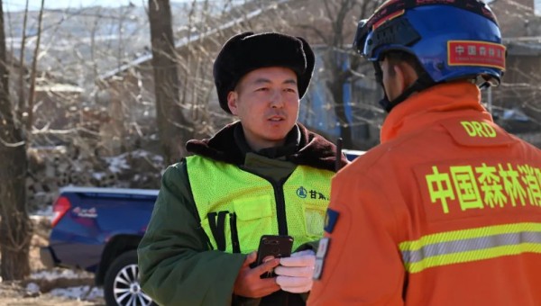 積石山地震發(fā)生后，朱貴民臨危受命，連夜組織人員設(shè)備馳援災(zāi)區(qū)。天還沒有亮，救援簡易帳篷開始搭建，受災(zāi)群眾們?cè)诎踩貛鹑∨?，空氣中彌漫著緊張的氣息，“我們要加快救援速度，災(zāi)情不等人！”為保證計(jì)劃工期順