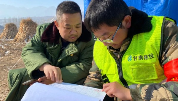 震后第十天，積石山各安置點(diǎn)建設(shè)也相繼進(jìn)入尾聲，但在大河家鎮(zhèn)雄關(guān)路，青年突擊隊(duì)隊(duì)員陶仁虎和王善民還在緊張忙碌著?！斑€有一批板房需要轉(zhuǎn)運(yùn)！連夜要干完！”“這怕是有點(diǎn)緊張吶！”“啥急活難活沒干過，走，上車！