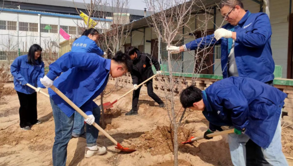 為深入學(xué)習(xí)黨的二十大精神，貫徹落實(shí)習(xí)近平總書(shū)記對(duì)深入開(kāi)展學(xué)雷鋒活動(dòng)的重要指示精神和生態(tài)文明思想，交科公司各團(tuán)支部組織青年職工開(kāi)展志愿植樹(shù)活動(dòng)，賡續(xù)雷鋒精神、匯聚青年力量、傳播綠色理念?；顒?dòng)伊始，大家集