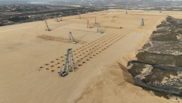 凜冽寒風(fēng)阻擋不了建設(shè)者們的“冬季攻勢(shì)”！在甘肅建投交科公司陜西榆林循環(huán)經(jīng)濟(jì)煤炭綜合利用項(xiàng)目現(xiàn)場(chǎng)，裝載機(jī)、推土機(jī)轟鳴不斷，強(qiáng)夯機(jī)矗立如林，陣陣沖擊聲響徹晴空，作業(yè)人員仔細(xì)檢查夯點(diǎn)情況……一派如火如荼的施