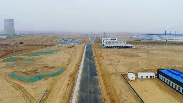 “目前，該項(xiàng)目路槽已開挖5.1公里，結(jié)構(gòu)層施工完成2.1公里，管網(wǎng)施工進(jìn)度達(dá)到60%，現(xiàn)場(chǎng)投入挖掘機(jī)、混凝土泵車等機(jī)械設(shè)備二十余臺(tái)，勞務(wù)作業(yè)人員五十余名正在加緊作業(yè)！”項(xiàng)目負(fù)責(zé)人告訴筆者，項(xiàng)目在春節(jié)后