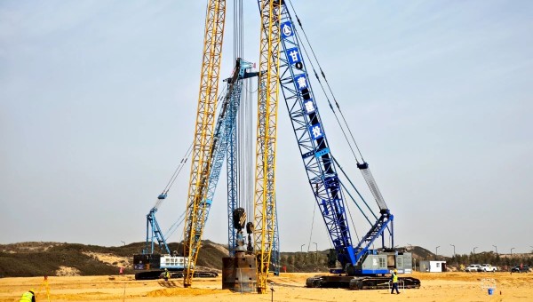 隨著夯錘不斷起落，大地震顫、人心激昂！在交科公司四公司陜西榆林循環(huán)經(jīng)濟(jì)煤炭綜合利用項目施工現(xiàn)場，數(shù)臺強(qiáng)夯機(jī)正緊張作業(yè)，沖擊聲震耳欲聾，管理人員穿梭于夯位間，詳細(xì)檢查核對各項施工參數(shù)……自復(fù)工以來，項目