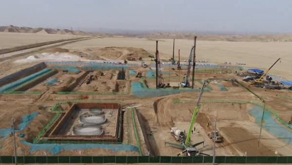 項(xiàng)目建設(shè)涌新潮，奏響奮進(jìn)最強(qiáng)音。在西部市政建設(shè)集團(tuán)承建的蘭州新區(qū)10萬(wàn)噸/年粉煤干餾提質(zhì)碳工業(yè)試驗(yàn)與工業(yè)示范項(xiàng)目現(xiàn)場(chǎng)，全體建設(shè)者協(xié)調(diào)聯(lián)動(dòng)、壓茬推進(jìn)，不斷刷新項(xiàng)目建設(shè)“進(jìn)度條”。項(xiàng)目負(fù)責(zé)人告訴筆者，開(kāi)工