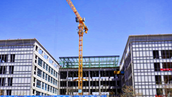 隨著一片片鋁單板精準(zhǔn)安裝在墻體外立面上，原本樸實無華的結(jié)構(gòu)墻面此刻也披上了現(xiàn)代氣息的外衣。近日，西部市政建設(shè)集團(tuán)蘭州新區(qū)新材料產(chǎn)業(yè)園區(qū)公共服務(wù)平臺項目現(xiàn)場一片繁忙，幕墻工程施工正處于關(guān)鍵階段?！霸谀粔? title=