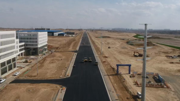 奮斗是建設(shè)者們不變的底色。在這個(gè)五一假期，西部市政建設(shè)集團(tuán)各項(xiàng)目建設(shè)者們依然奮戰(zhàn)在施工一線，以汗水詮釋擔(dān)當(dāng)，用一磚一瓦勾勒出城市建設(shè)新圖景。蘭州新區(qū)礦產(chǎn)園區(qū)西路南延段項(xiàng)目建設(shè)穩(wěn)步推進(jìn)，該項(xiàng)目K0+00