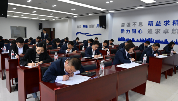 “本屆競賽試題結(jié)合了財務(wù)業(yè)務(wù)實際、制度與核算辦法，設(shè)置會計實務(wù)全流程核算應(yīng)用題，重點考察選手們專業(yè)知識綜合運用能力、全流程業(yè)務(wù)處理能力和實際問題解決能力！”5月12日，西部市政建設(shè)集團工會“2025年