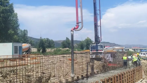 近日，康樂(lè)縣北濱河路建設(shè)項(xiàng)目康美橋0#蓋梁砼澆筑拉開(kāi)帷幕。此次橋臺(tái)澆筑為后續(xù)橋梁架設(shè)筑牢根基，直接關(guān)系道路通車(chē)節(jié)點(diǎn)，是項(xiàng)目建設(shè)中具有里程碑意義的關(guān)鍵一步。施工現(xiàn)場(chǎng)，工人師傅們?cè)谧鳂I(yè)區(qū)內(nèi)有條不紊地完成綁